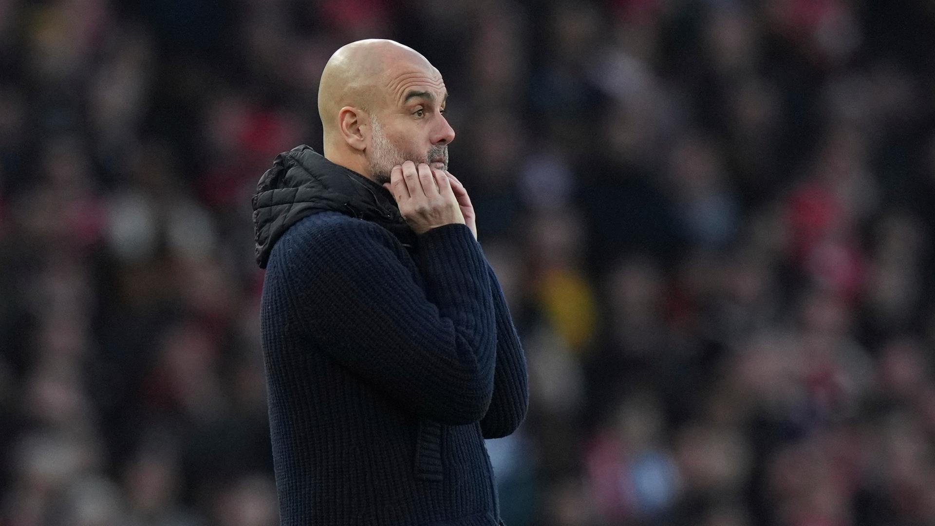 Trainer Pep Guardiola schaut verzweifelt und ratlos Richtung Platz.