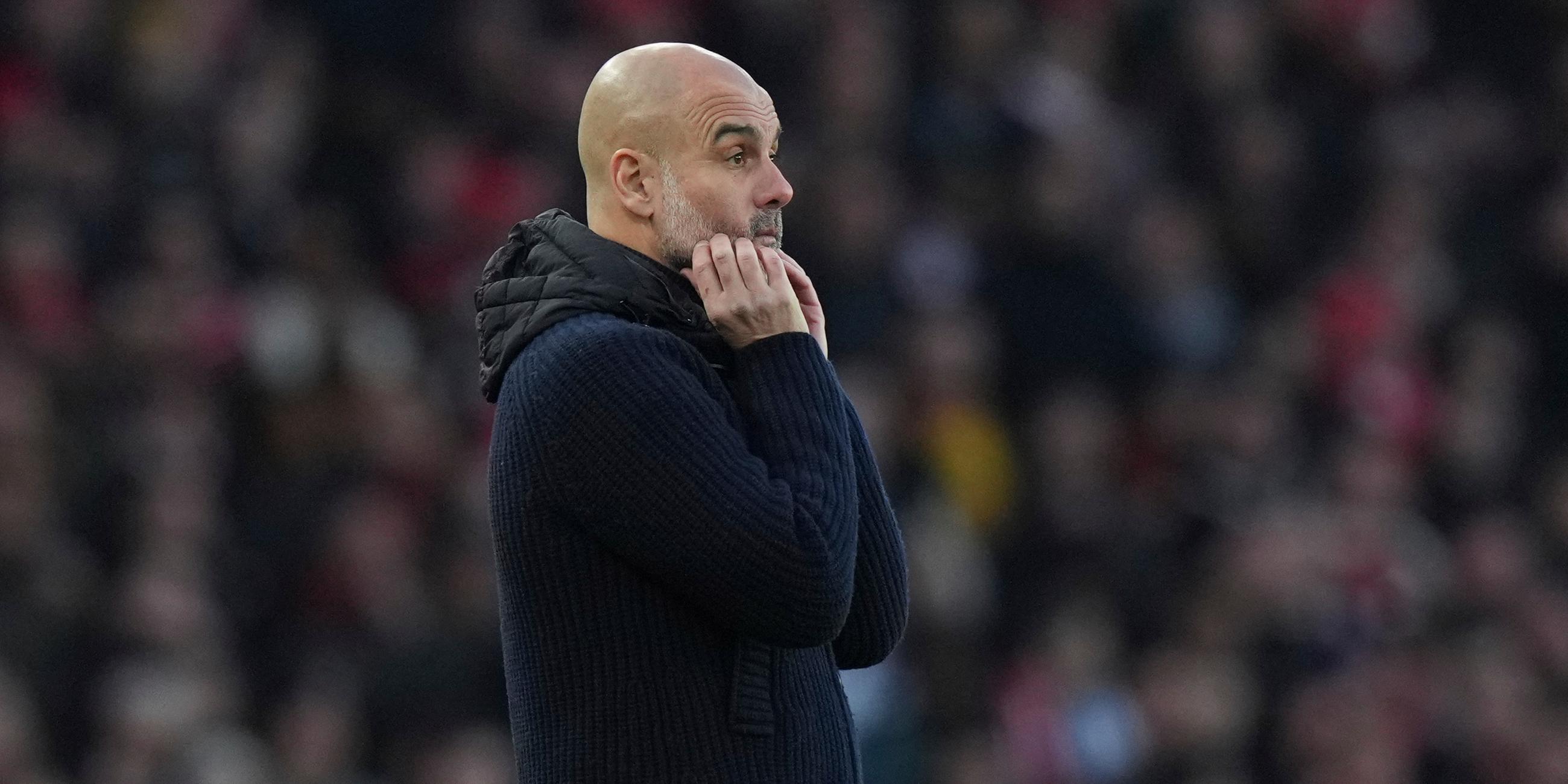 Trainer Pep Guardiola schaut verzweifelt und ratlos Richtung Platz.