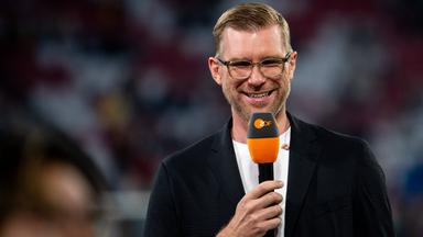 Der ehemalige Nationalspieler Per Mertesacker lacht bei seinem Auftritt als ZDF-TV-Experte vor dem Nations-League-Spiel zwischen Deutschland und Serbien.