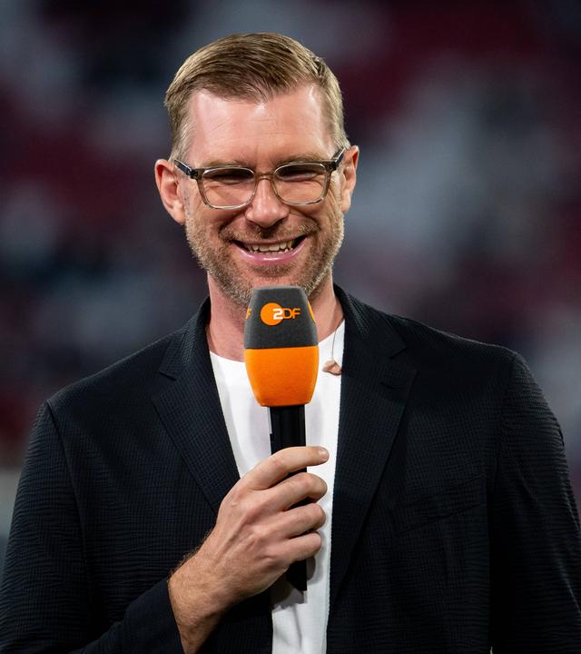 Der ehemalige Nationalspieler Per Mertesacker lacht bei seinem Auftritt als ZDF-TV-Experte vor dem Nations-League-Spiel zwischen Deutschland und Serbien.