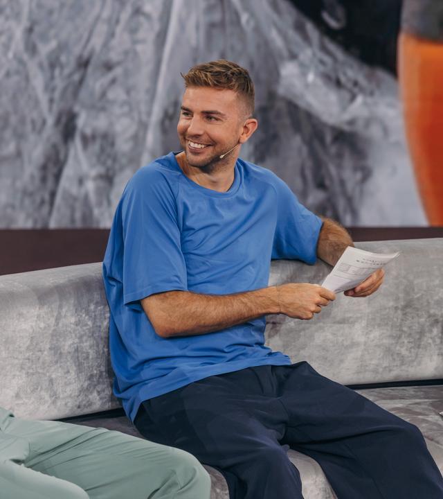 Per Mertesacker und Christoph Kramer lachen sich auf dem Sofa im WM-Studio an. 