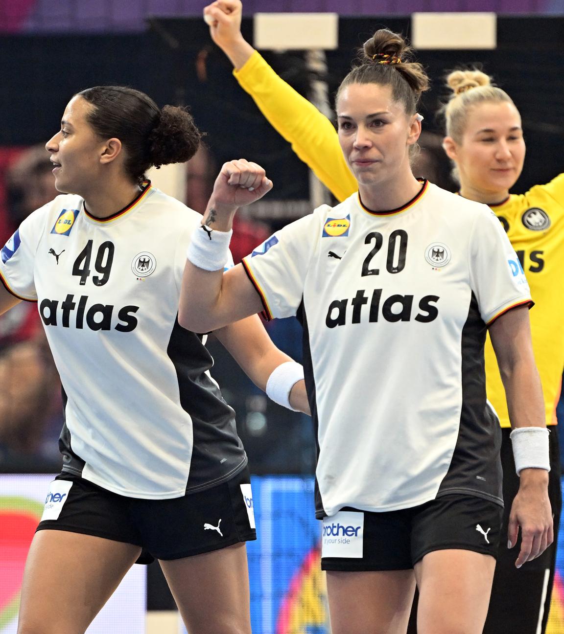 Handball, Frauen, WM, Montenegro - Deutschland: Aimee von Pereira, Emily Vogel und Katharina Filter (von links) bejubeln ein Tor.
