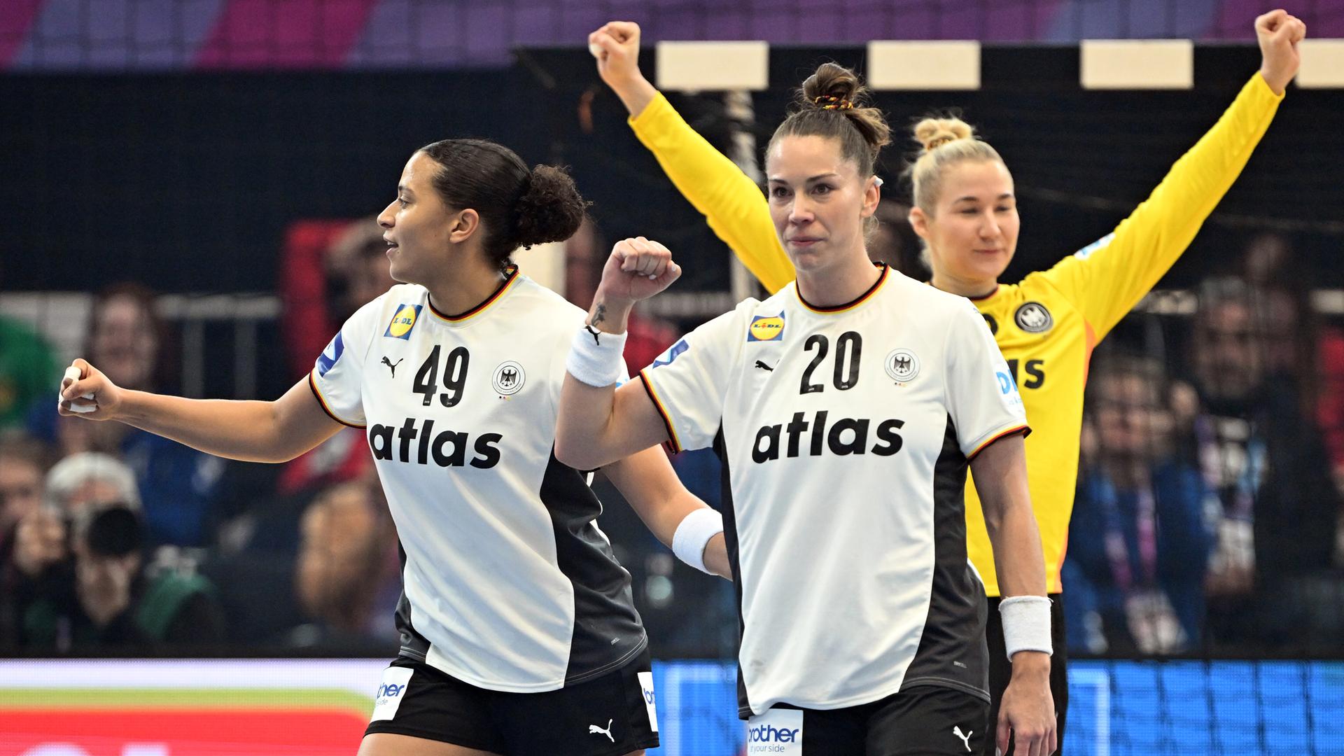 Handball, Frauen, WM, Montenegro - Deutschland: Aimee von Pereira, Emily Vogel und Katharina Filter (von links) bejubeln ein Tor.