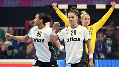 Handball, Frauen, WM, Montenegro - Deutschland: Aimee von Pereira, Emily Vogel und Katharina Filter (von links) bejubeln ein Tor.