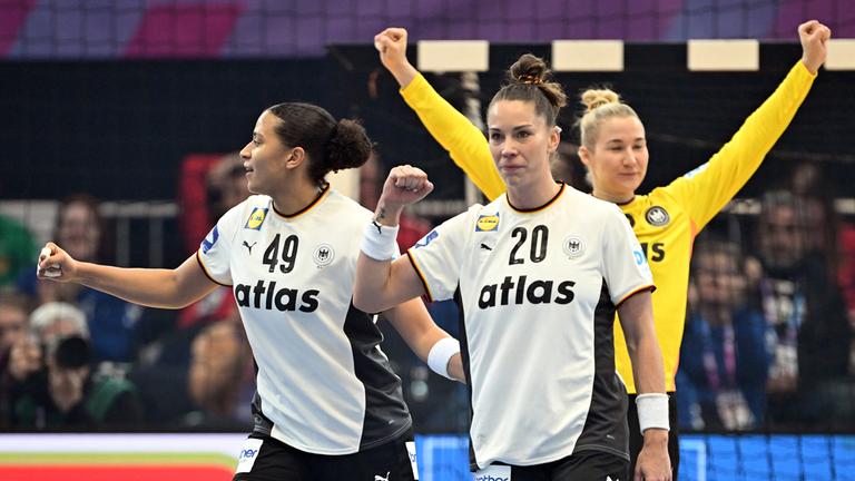 Handball, Frauen, WM, Montenegro - Deutschland: Aimee von Pereira, Emily Vogel und Katharina Filter (von links) bejubeln ein Tor.