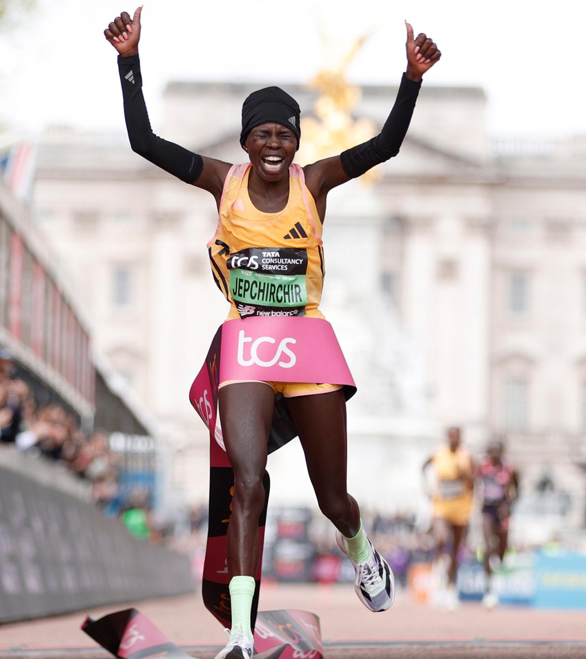Peres Jepchirchir überquert die Ziellinie beim London-Marathon.