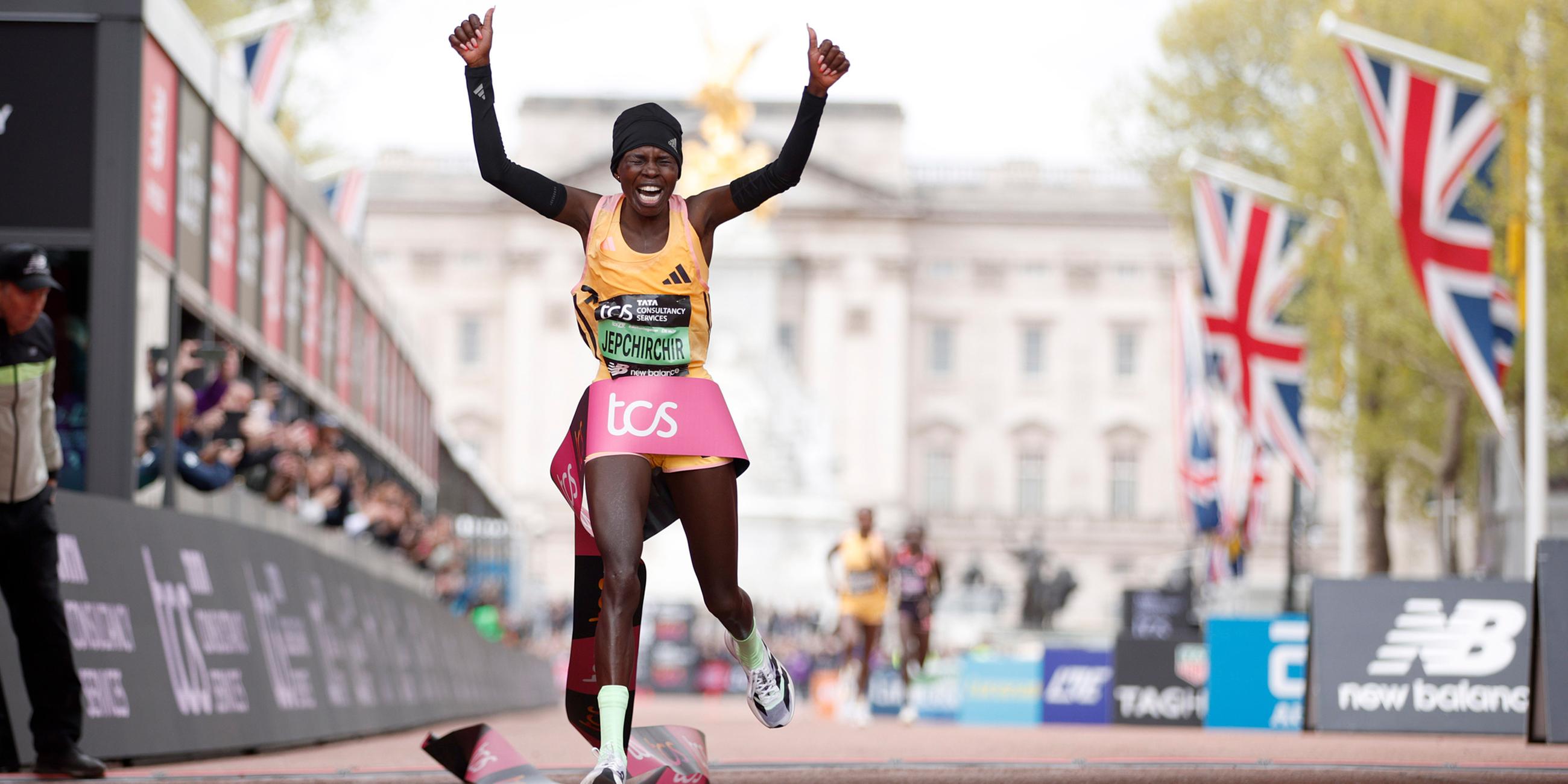 Peres Jepchirchir überquert die Ziellinie beim London-Marathon.