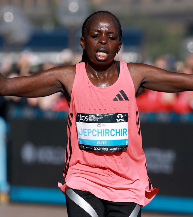 Die Kenianerin Peres Jepchirchir jubelt als sie am 30.08.2026 in Sydney die Ziellinie überquert und damit den Frauenlauf des Sydney-Marathons 2026 gewinnt. 