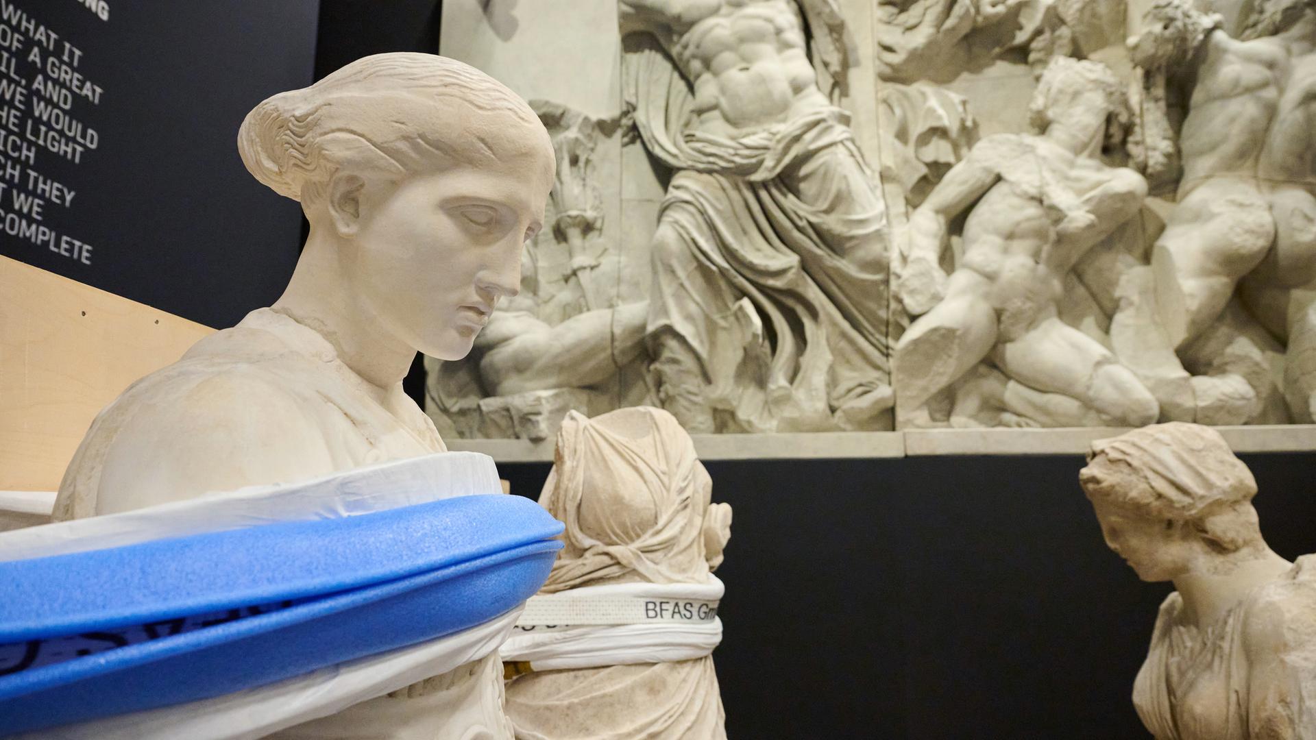 Figuren und Reliefplatten aus dem Pergamonmuseum in Berlin