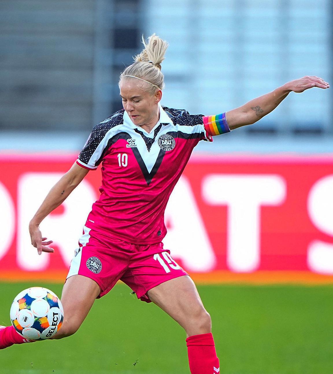 Pernille Harder im Zweikampf beim Spiel für die dänische Nationalmannschaft.