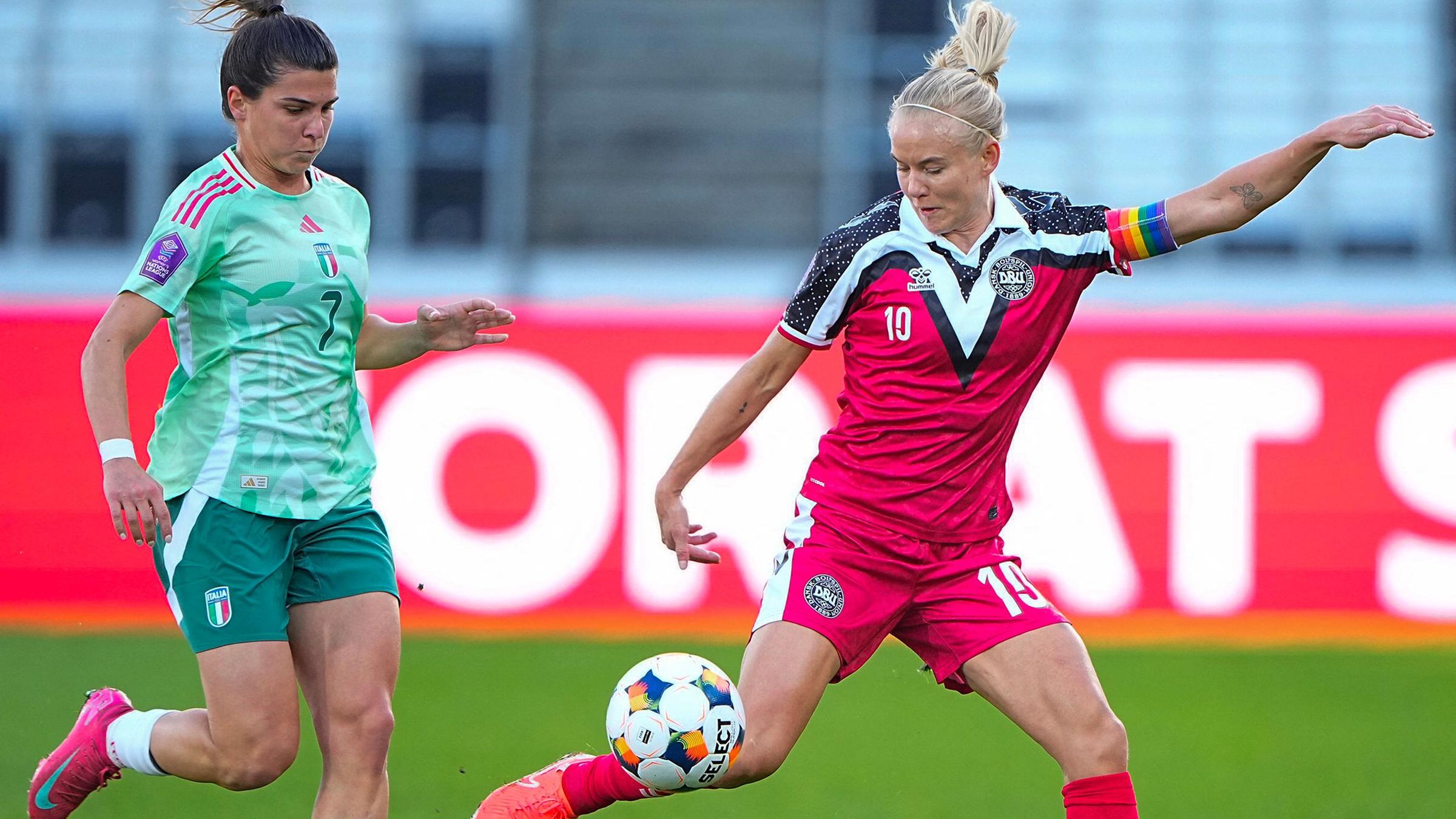 Pernille Harder im Zweikampf beim Spiel für die dänische Nationalmannschaft.