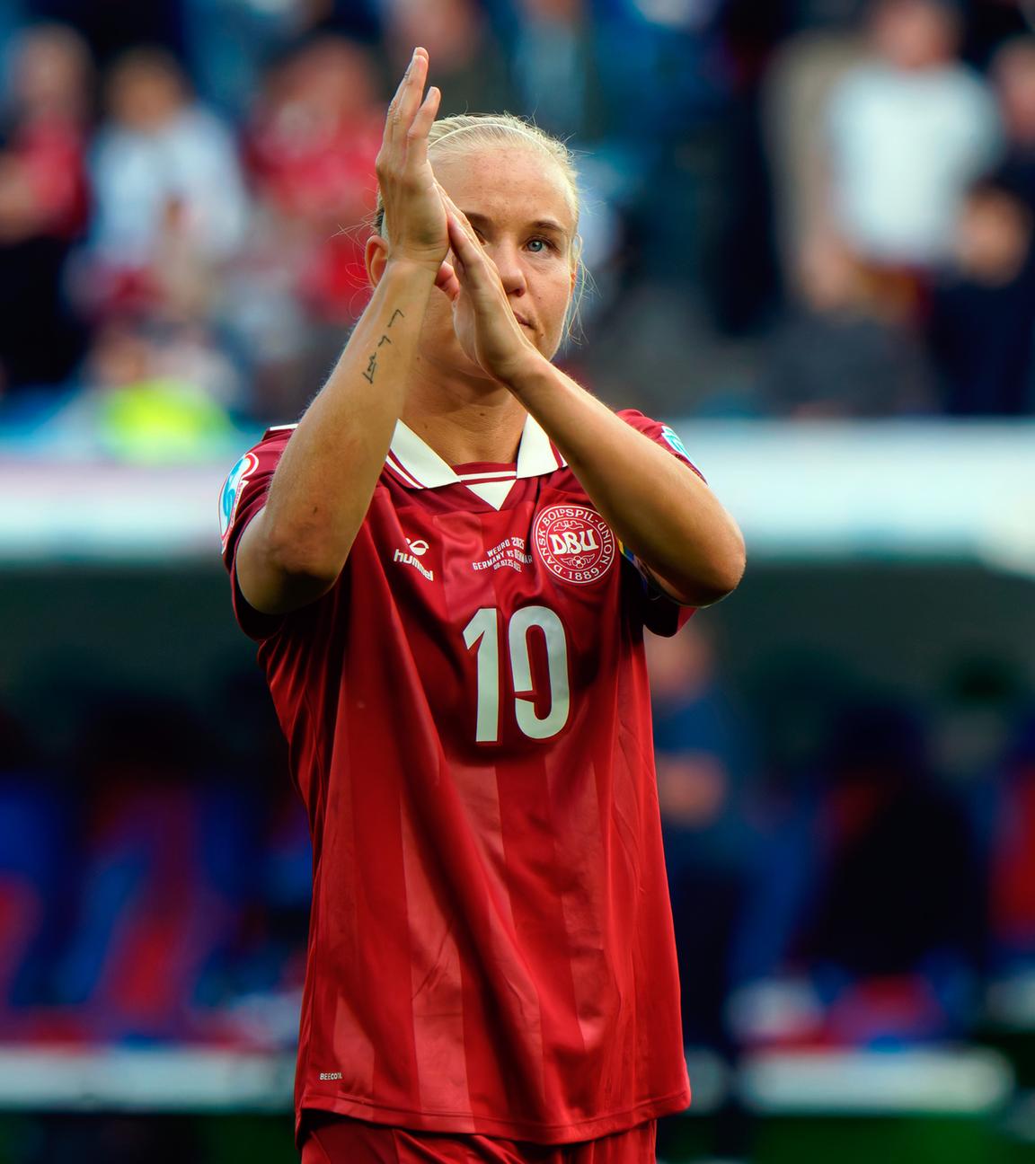 Pernille Harder (Dänemark) applaudiert Fans am 08.07.25.
