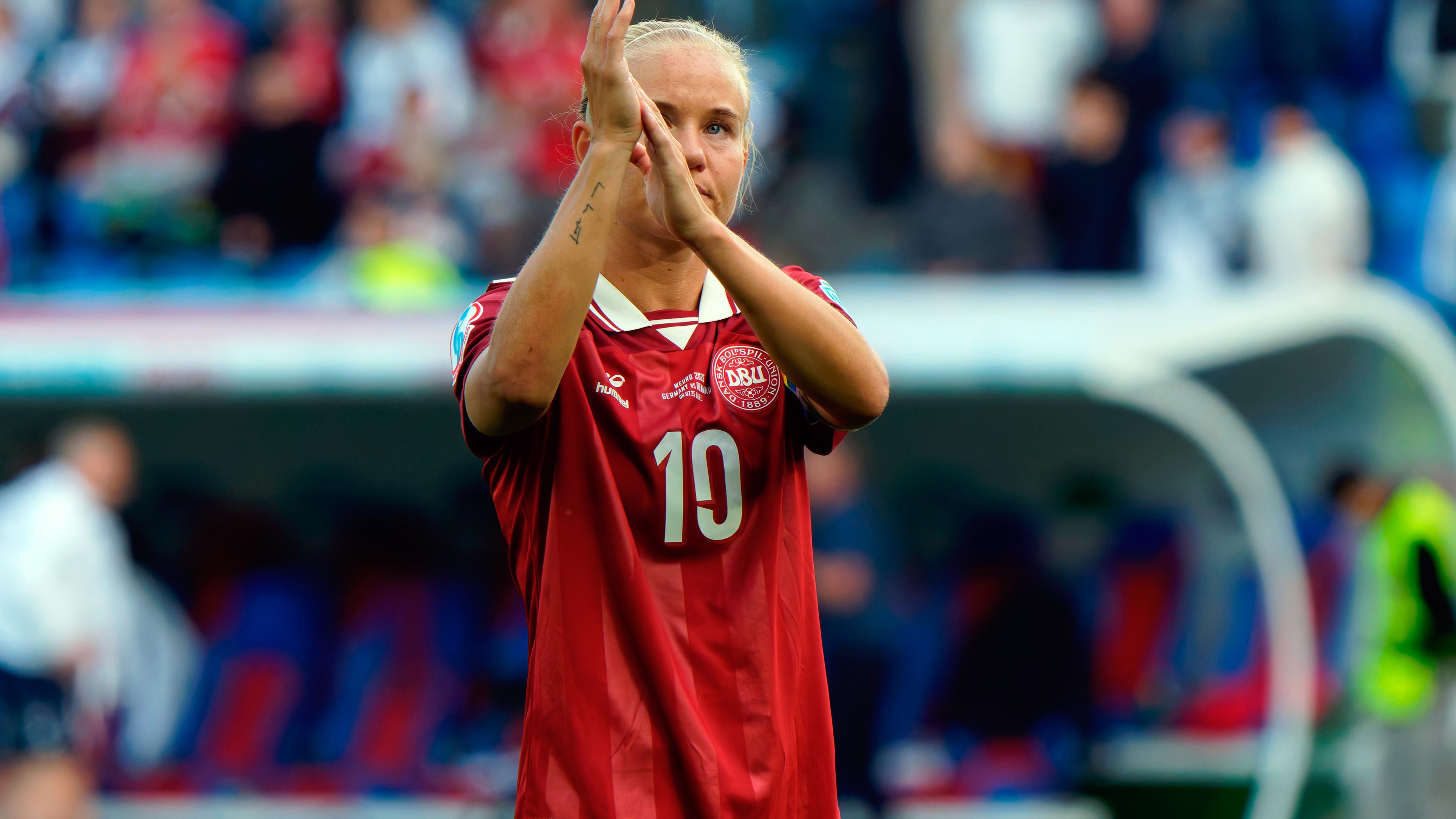 Pernille Harder (Dänemark) applaudiert Fans am 08.07.25.