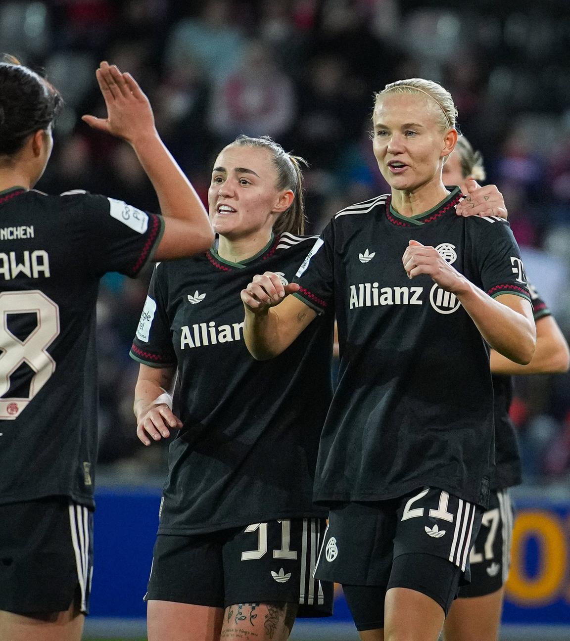 Die bayerische Stürmerin Pernille Harder jubelt gemeinsam mit ihren Teamkolleginnen nach ihrem Treffer zum 1:2 gegen den SC Freiburg 
