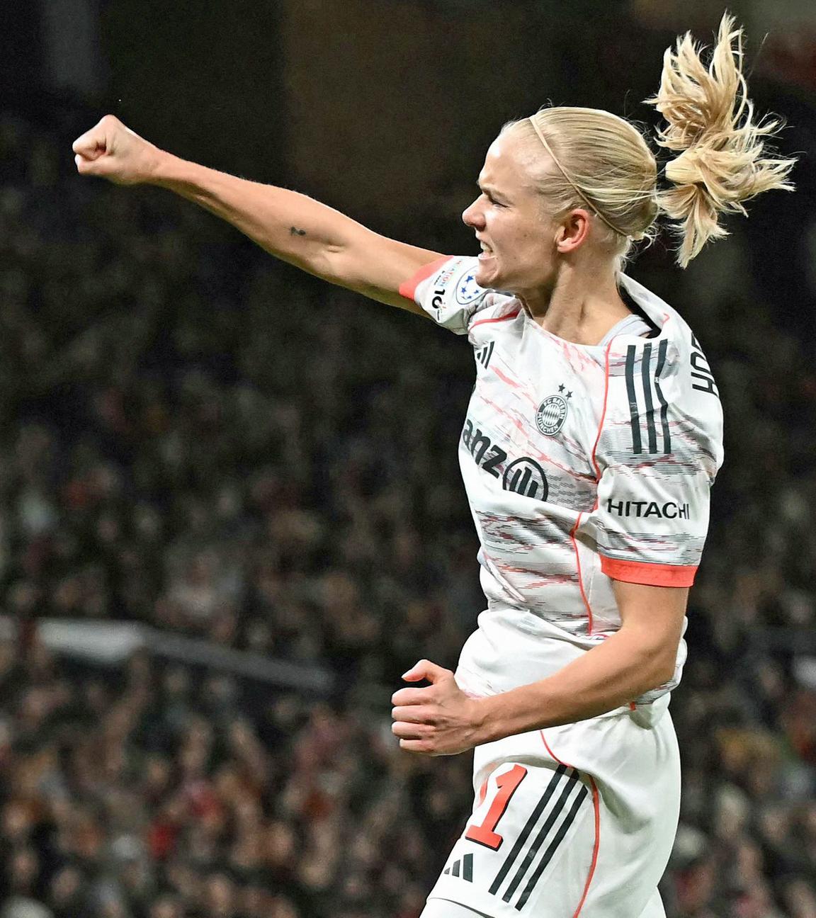 Pernille Harder jubelt über ein Tor mit ausgestrecktem Arm und wehendem Zopf.