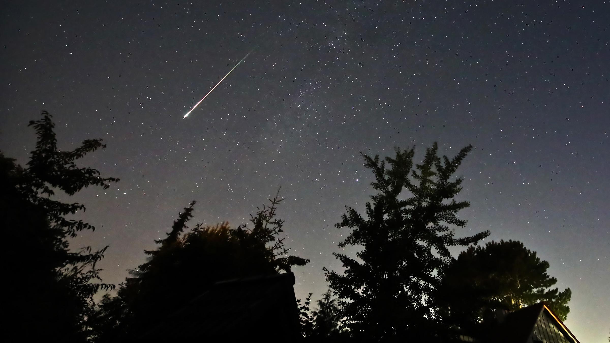 Ein Perseidenmeteor zieht über den Himmel gegen 04:00 Uhr MESZ in Neumünster (Stadtteil Tungendorf), aufgenommen am 13.08.2023
