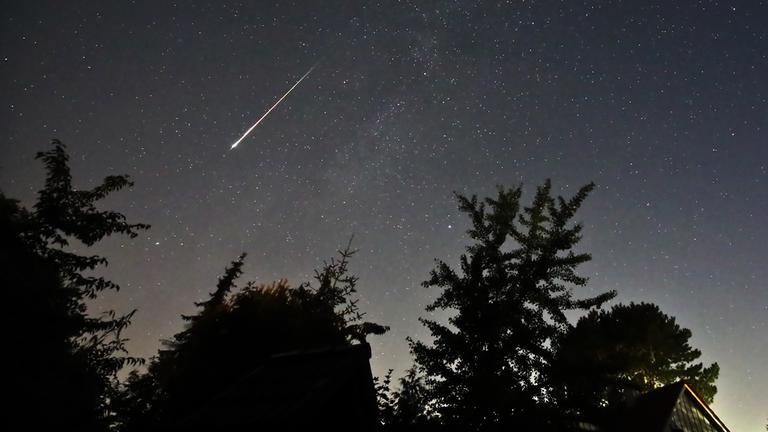 Ein Perseidenmeteor zieht über den Himmel gegen 04:00 Uhr MESZ in Neumünster (Stadtteil Tungendorf), aufgenommen am 13.08.2023
