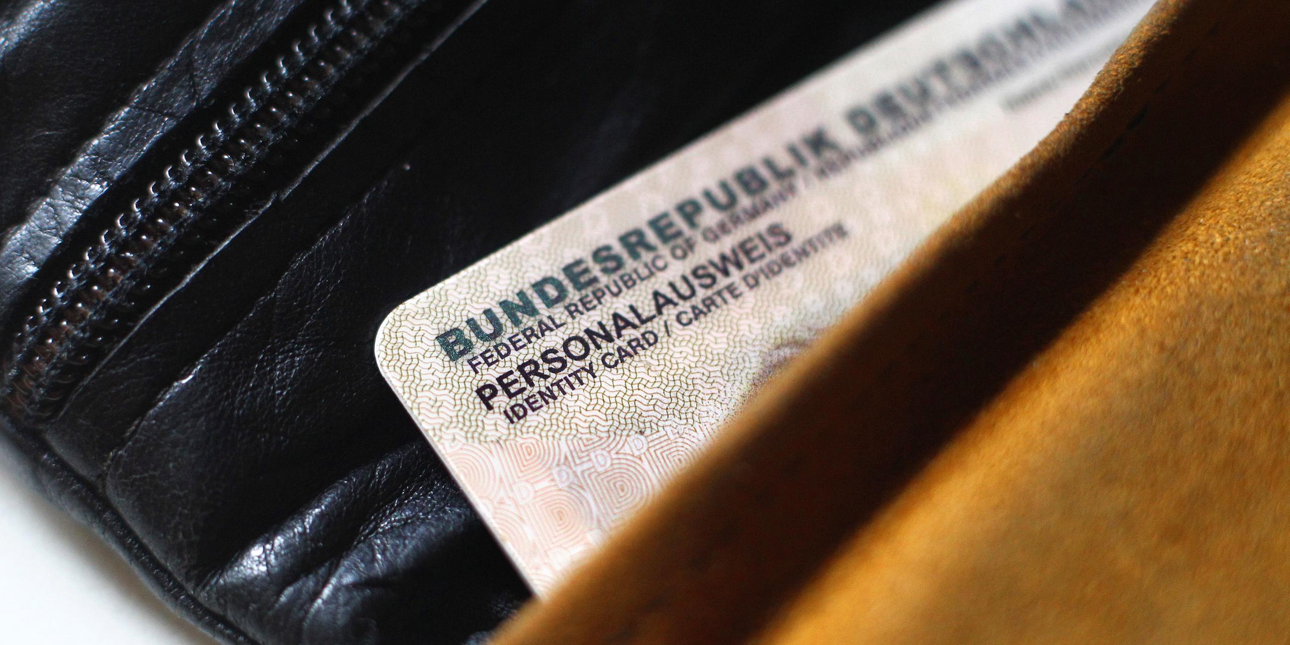 Archiv: Ein deutscher Personalausweis ragt aus einer Geldbörse am 26.09.2014 in Kaufbeuren
