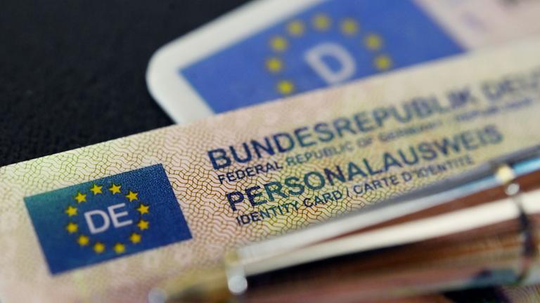 Ein Personalausweis in einer Geldbörse