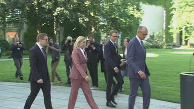 Friedrich Merz, Carsten Linnemann, Nina Warken und Philipp Amthor bei einer Pressekonferenz.