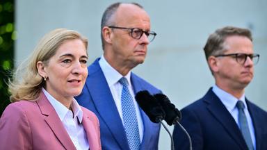 Die bisherige Gesundheitsministerin Nina Warken (links), Bundeskanzler Friedrich Merz (Mitte), und der bisherige CDU-Generalsekretär Carsten Linnemann (rechts), nehmen an einer Pressekonferenz teil.