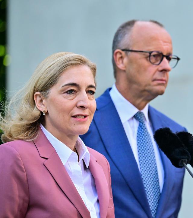 Die bisherige Gesundheitsministerin Nina Warken (links), Bundeskanzler Friedrich Merz (Mitte), und der bisherige CDU-Generalsekretär Carsten Linnemann (rechts), nehmen an einer Pressekonferenz teil.