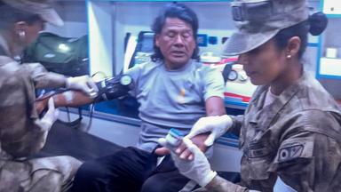 Ein peruanischer Fischer wird nach seiner Rettung von Einsatzkräften versorg