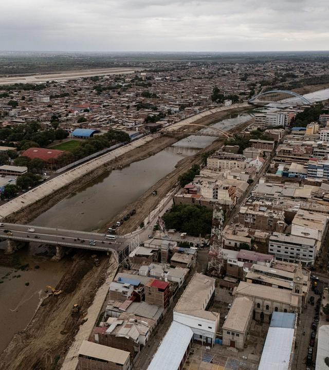 Heavy rains flood streets in Piura 