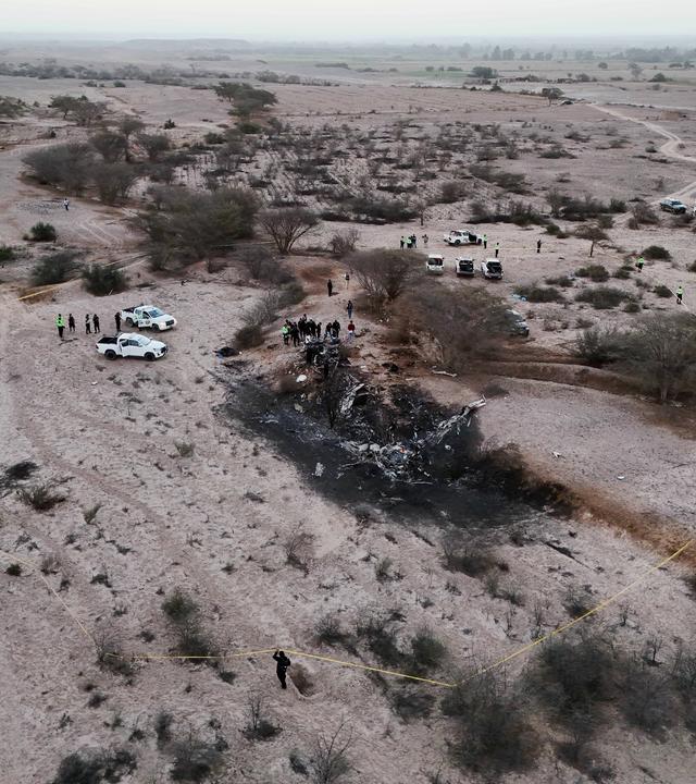 Die Polizei untersucht das Wrack eines Flugzeugs, das während eines Rundflugs mit Touristen über den Nazca-Linien in Peru abgestürzt ist.