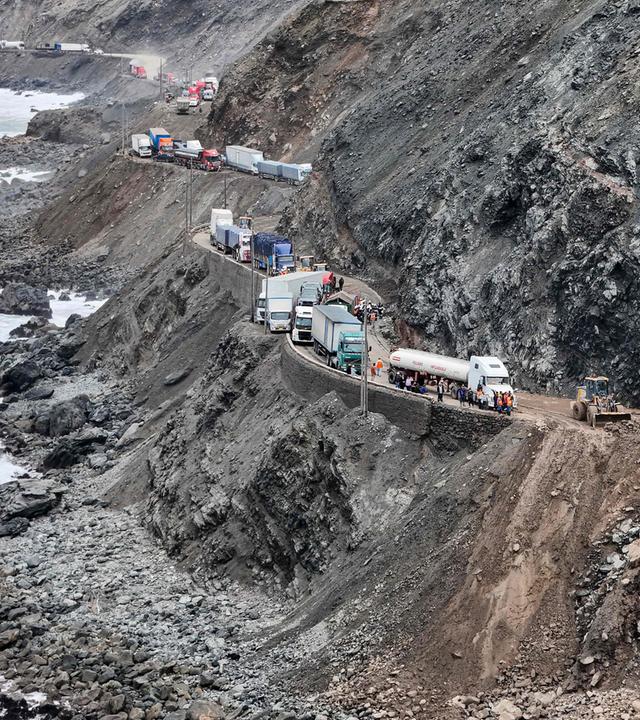 Luftaufnahme von Lastwagen, die am 21. August 2026 auf der Panamericana zwischen den Ortschaften Atico und Ocona in Arequipa im Süden Perus durch einen Schlammlawinenstau blockiert wurden.