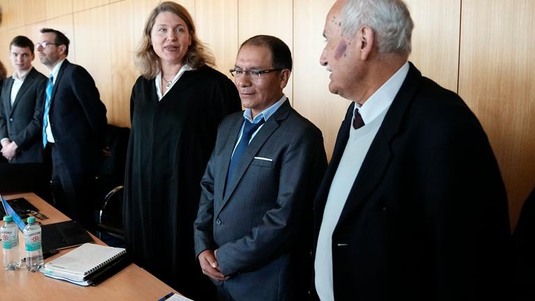 Der peruanische Farmer Luciano Lliuya steht neben seinem Anwalt Roda Verheyen in einem Gerichtssaal in Hamm. Er klagt gegen RWE.