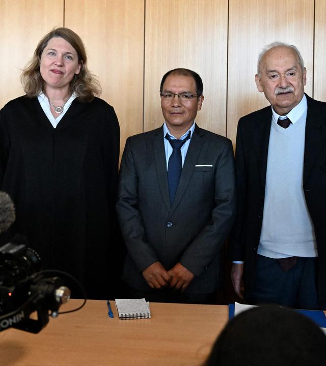 Der peruanische Bauer, der gegen RWE klagt mit seiner Anwältin im Gerichtssaal