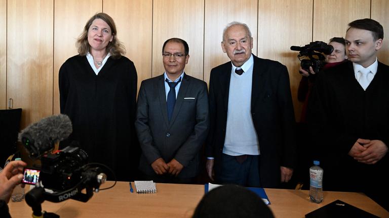 Der peruanische Bauer, der gegen RWE klagt mit seiner Anwältin im Gerichtssaal