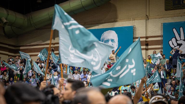Anhänger von Peseschkian, Präsidenschaftskandidat des iranischen Reformlagers, jubeln bei einer Wahlkampfveranstaltung in der Hauptstadt Teheran.