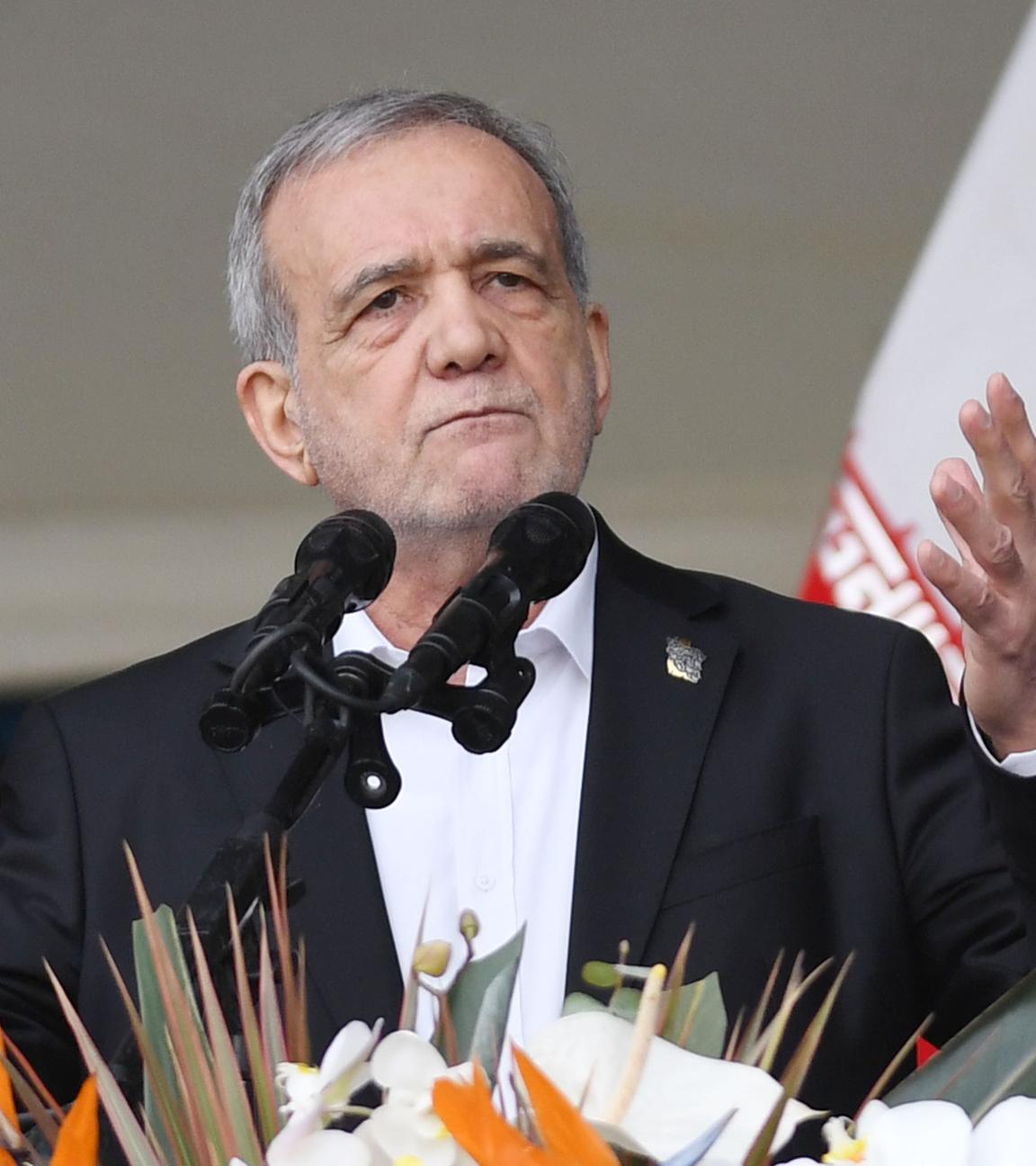 Dieses Archivfoto zeigt den iranischen Präsidenten Massud Peseschkian bei einer Rede in Teheran, Iran.