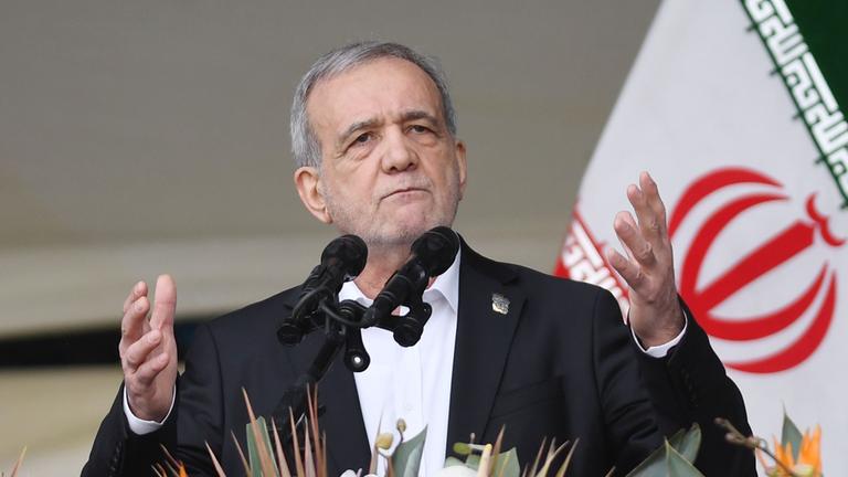 Dieses Archivfoto zeigt den iranischen Präsidenten Massud Peseschkian bei einer Rede in Teheran, Iran.