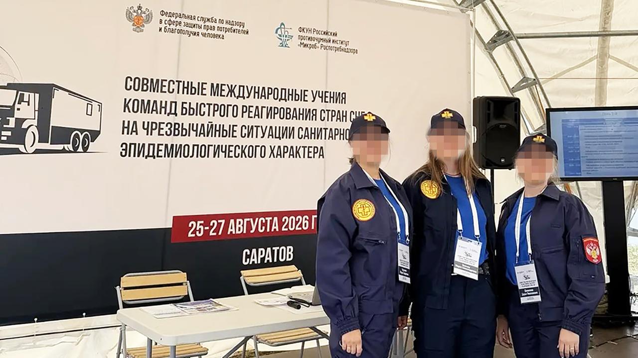 Die verstorbene Mitarbeiterin des Pest-Instituts von Irkutsk (rechts) bei einer staatlichen Übung zur Seuchenprävention im August.