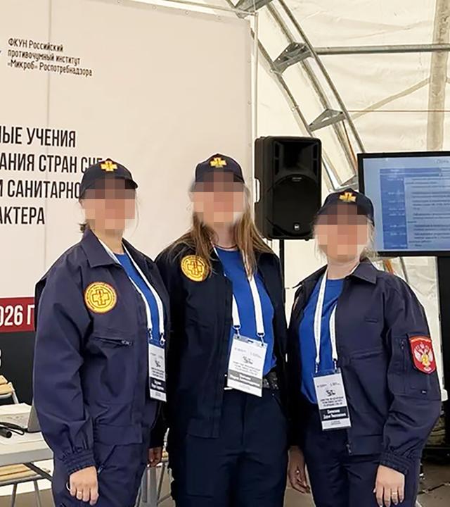 Das Bild zeigt die verstorbene Mitarbeiterin des Pest-Forschungsinstituts von Irkutsk bei einer russischen Seuchenübung im August 2026