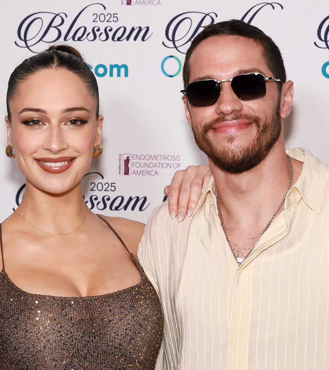 Schauspieler Pete Davidson und Elsie Hewitt posieren gemeinsam bei einer Preisverleihung