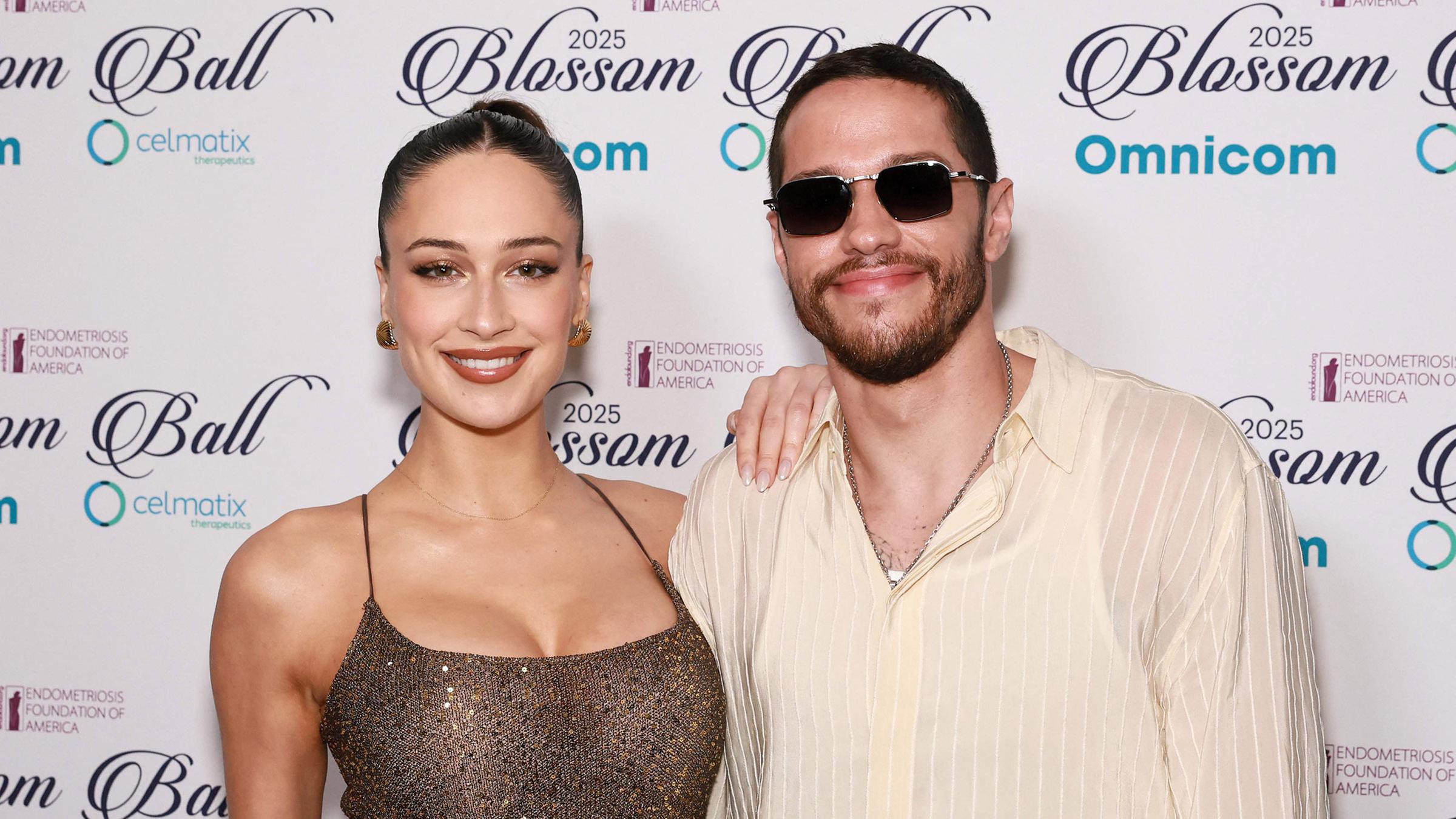 Schauspieler Pete Davidson und Elsie Hewitt posieren gemeinsam bei einer Preisverleihung