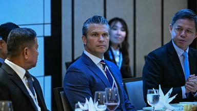 US-Verteidigungsminister Pete Hegseth (M.), Thailands Verteidigungsminister Adul Boonthamcharoen (l.) und Singapurs Verteidigungsminister Chan Chun Sing beim Shangri-La-Dialog in Singapur, 30.05.2026.