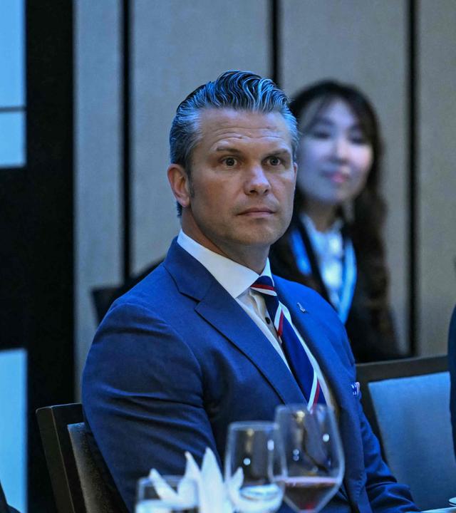 US-Verteidigungsminister Pete Hegseth (M.), Thailands Verteidigungsminister Adul Boonthamcharoen (l.) und Singapurs Verteidigungsminister Chan Chun Sing beim Shangri-La-Dialog in Singapur, 30.05.2026.