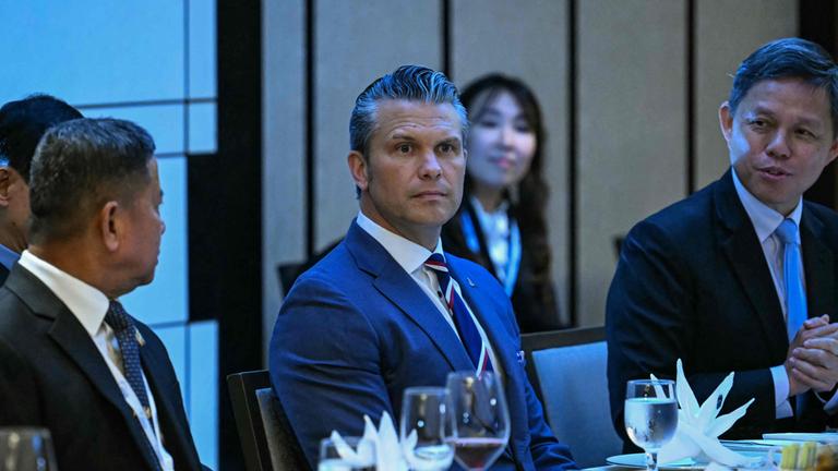 US-Verteidigungsminister Pete Hegseth (M.), Thailands Verteidigungsminister Adul Boonthamcharoen (l.) und Singapurs Verteidigungsminister Chan Chun Sing beim Shangri-La-Dialog in Singapur, 30.05.2026.