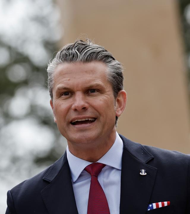 US-Verteidigungsminister Pete Hegseth auf dem US-Friedhof in der Normandie.