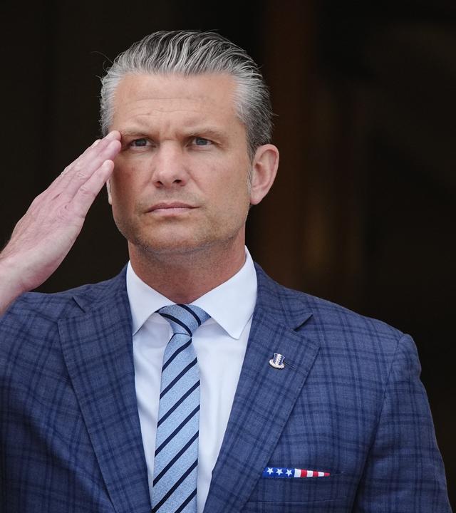 US-Verteidigungsminister Pete Hegseth salutiert, als er Bundesverteidigungsminister Pistorius am Pentagon empfängt