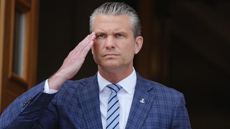 US-Verteidigungsminister Pete Hegseth salutiert, als er Bundesverteidigungsminister Pistorius am Pentagon empfängt