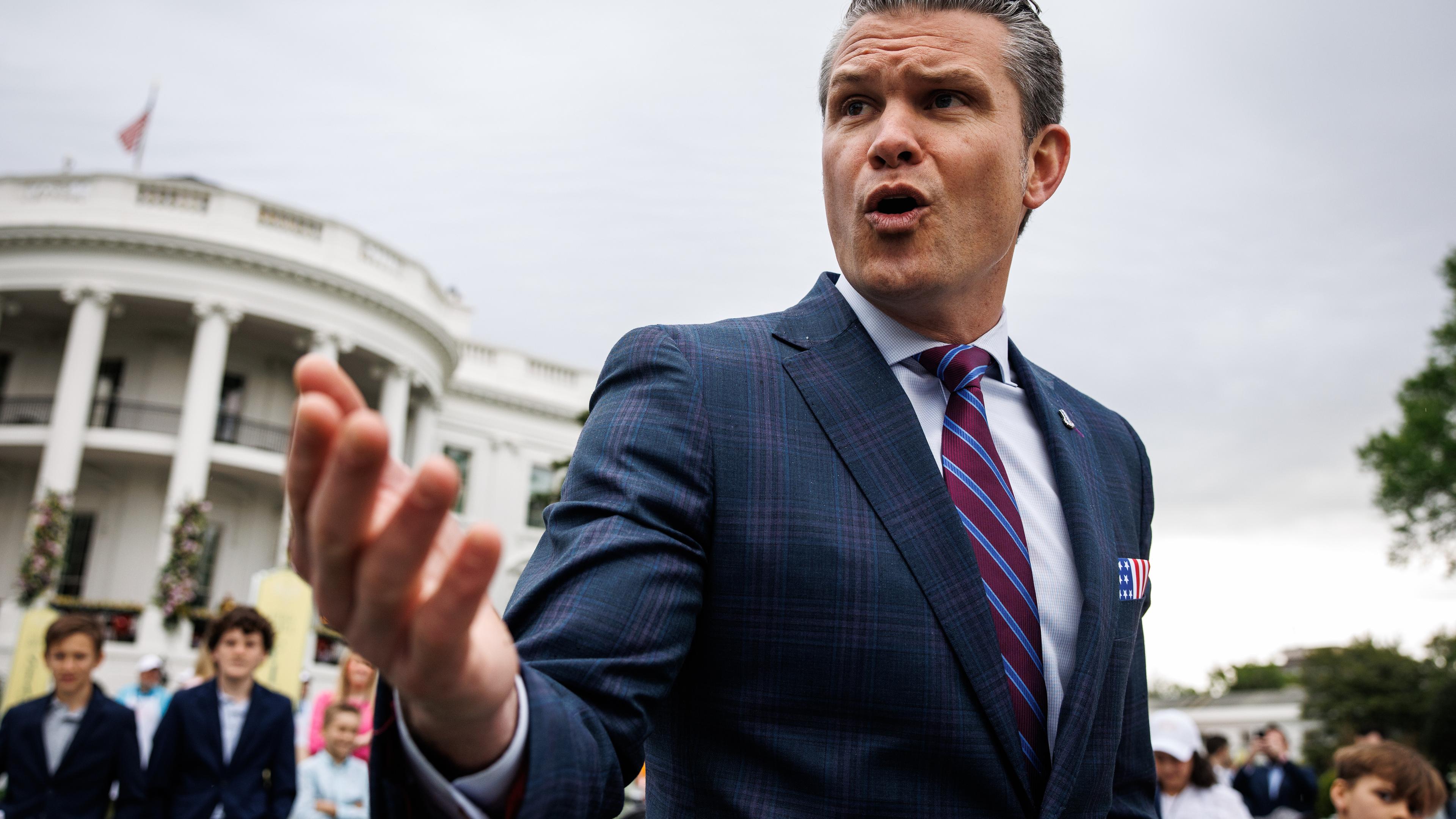 Pete Hegseth vor dem Weißen Haus