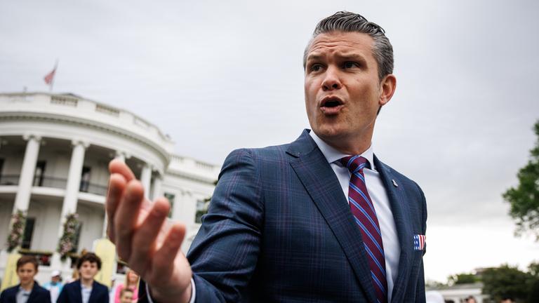 Pete Hegseth vor dem Weißen Haus