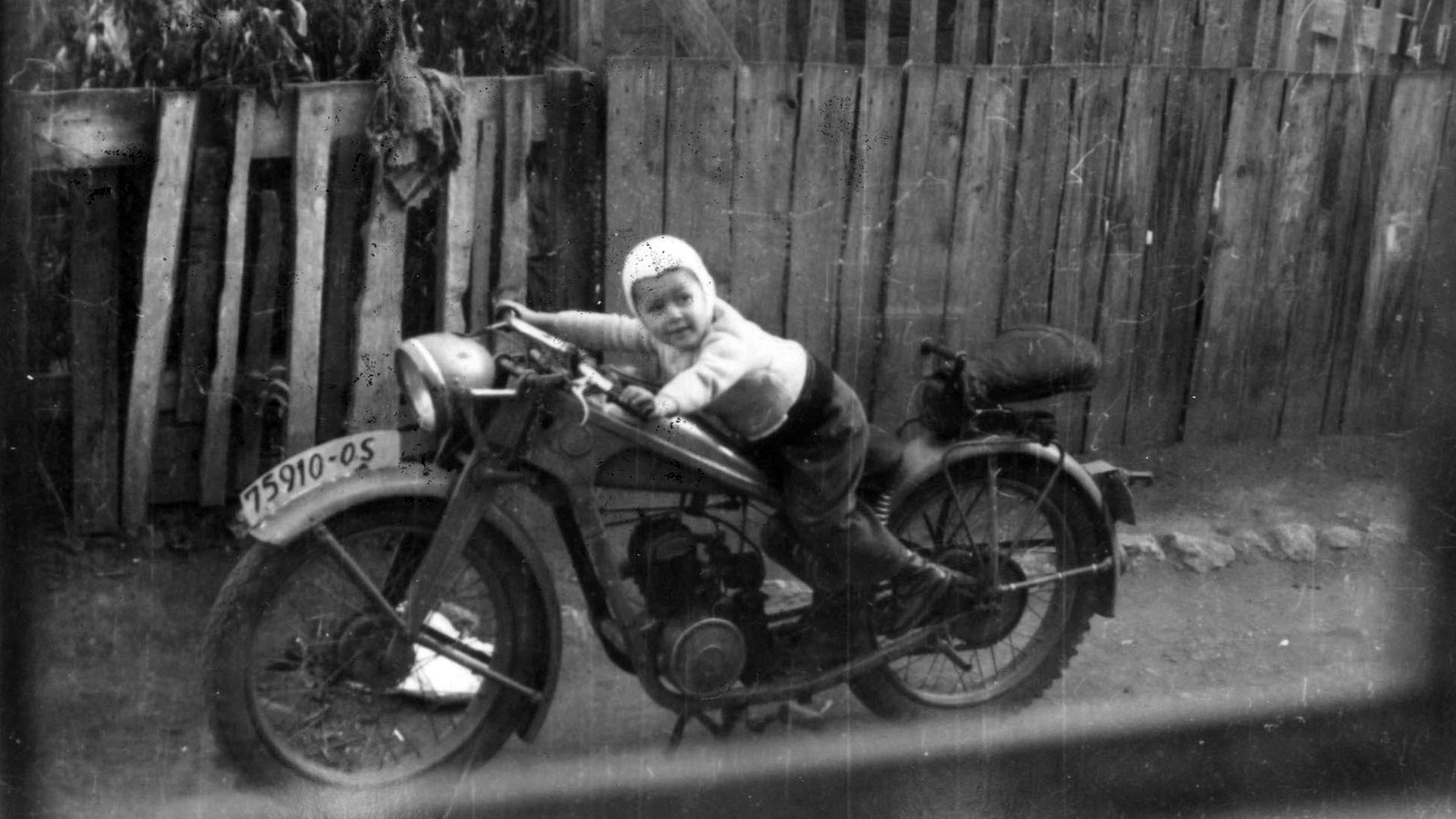 Peter Maffay als Kleinkind auf einem Motorrad