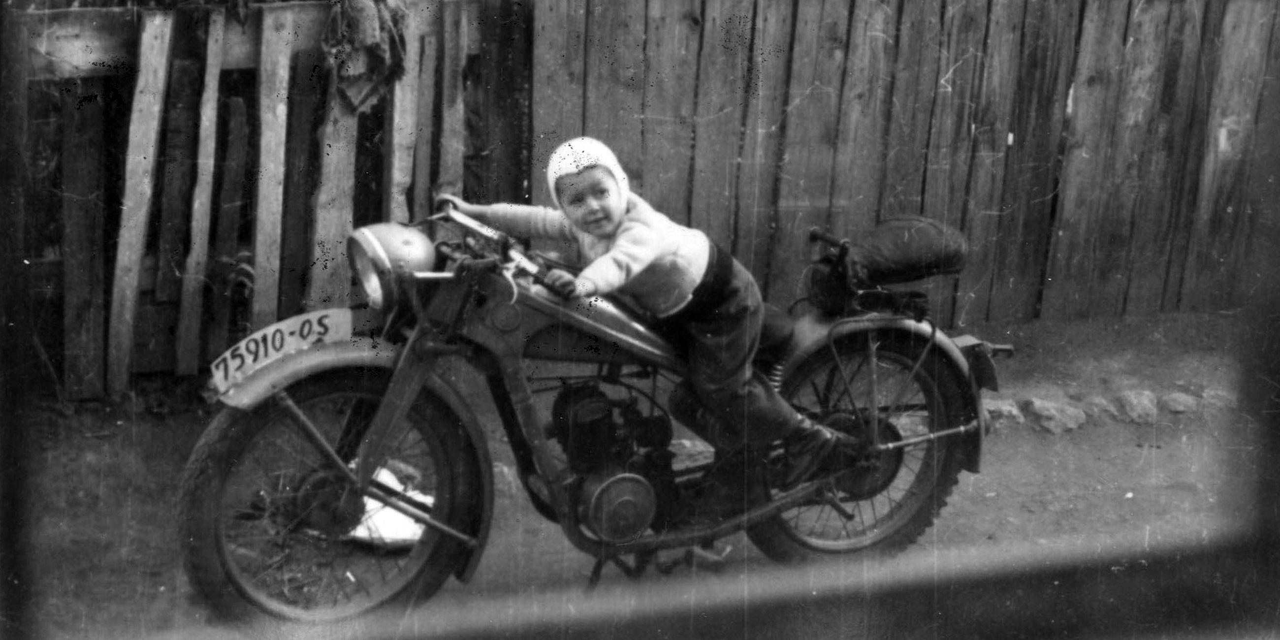 Peter Maffay als Kleinkind auf einem Motorrad